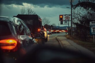 Rząd zaostrza przepisy: 3 miesiące bez prawa jazdy za ignorowanie zapór na przejazdach kolejowych