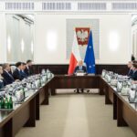 Rząd ponownie przyjął projekt podatku od nadzwyczajnych zysków paliwowych