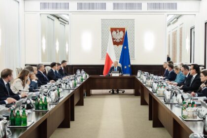 Rząd ponownie przyjął projekt podatku od nadzwyczajnych zysków paliwowych