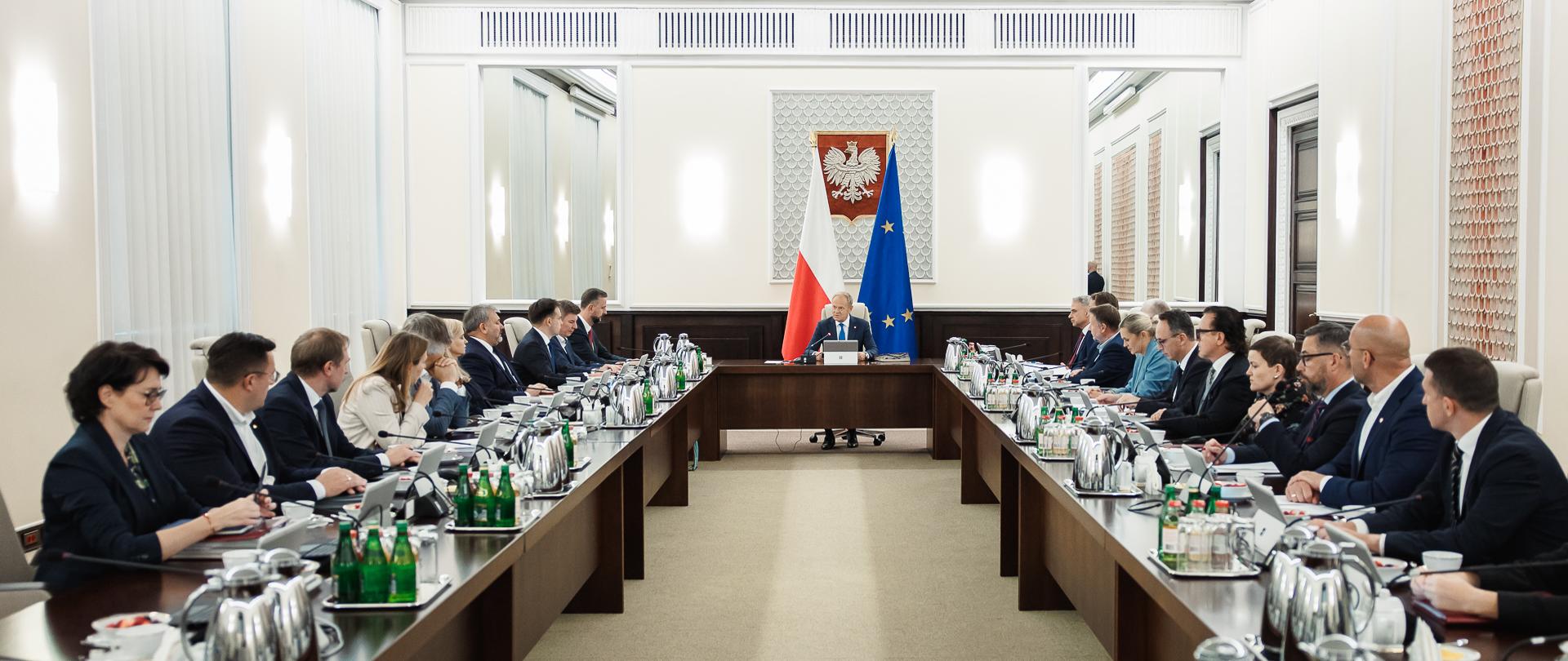 Rząd ponownie przyjął projekt podatku od nadzwyczajnych zysków paliwowych