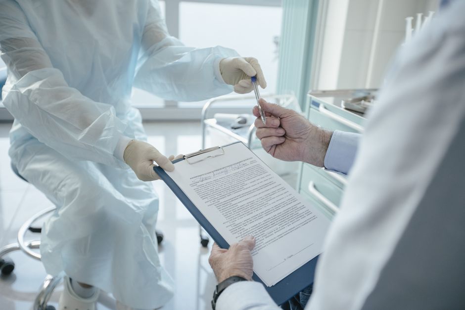 Rząd przyjął projekt nowelizacji ustawy o świadczeniach zdrowotnych – limity wynagrodzeń i czasu pracy medyków
