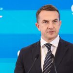 Rząd ponownie przyjmuje podatek od nadzwyczajnych zysków i zaostrza kary na przejazdach kolejowych