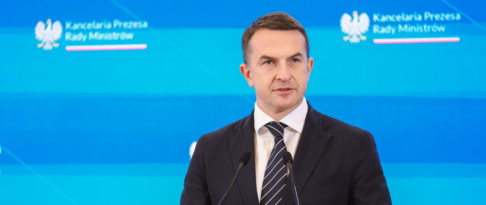 Rząd ponownie przyjmuje podatek od nadzwyczajnych zysków i zaostrza kary na przejazdach kolejowych