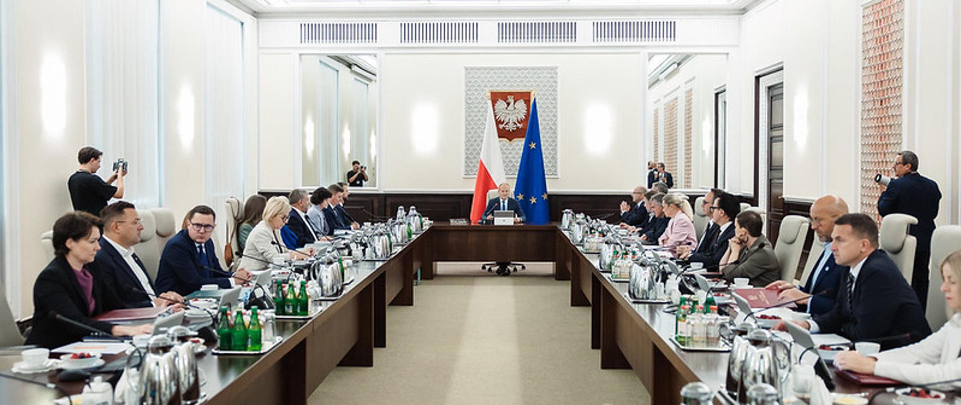 Rząd zaostrza zasady najmu krótkoterminowego i szuka surowców krytycznych